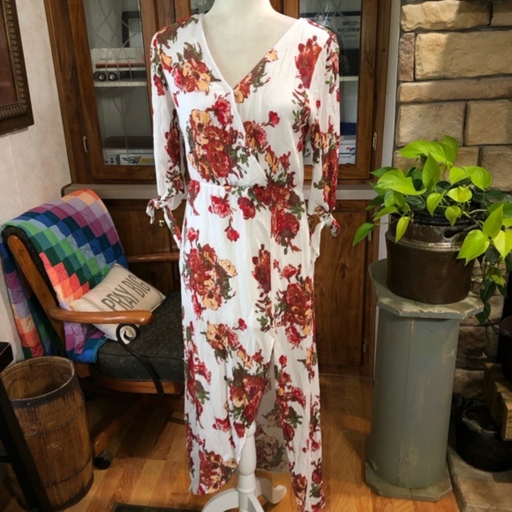 JODIFL SIZE MEDIUM WHITE FRONT SPLIT HEM FLORAL PATTERN HALF TIE SLEEVES